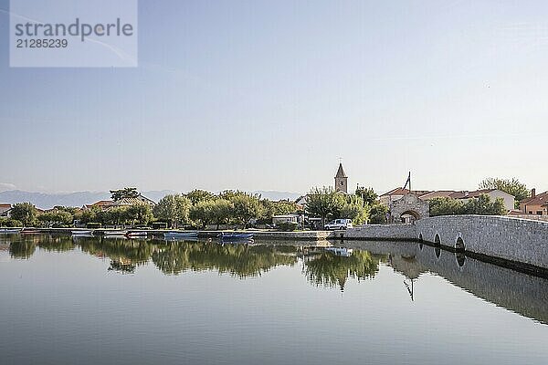 Skyline einer kleinen Mittelmeerstadt  historisches Stadtzentrum mit massiven Stadtmauern auf einer Insel in einer Bucht oder Lagune. Morgenstimmung in Nin  Zadar  Dalmatien  Kroatien  Adria  Europa