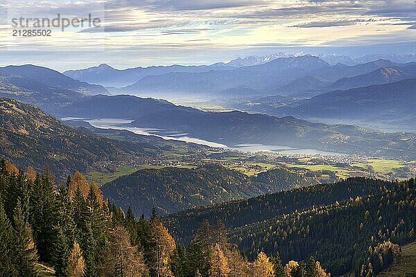 Blick von der Bergfriedhütte in Richtung Millstätter See  Kärnten  Österreich  Europa