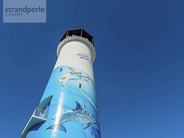 An einem schönen Tag: Der majestätische Leuchtturm von Great Stirrup Cay steht hoch und weist den Seeleuten den Weg inmitten der idyllischen Schönheit der bahamaischen Küste