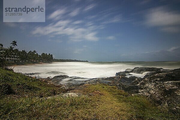 Strand  mit Lavafelsen und Vegetation  Blick auf das Meer am Abend bei Sonnenuntergang. Landschaft mit Wolken in Induruwa  Bentota Beach  Sri Lanka  Indien  Asien