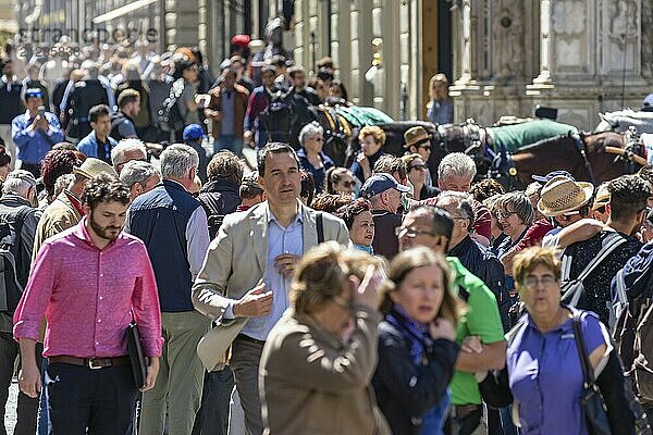 Menschen auf einer Straße in der Stadt