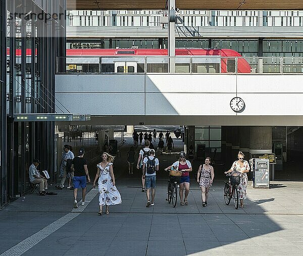 Uppsala  Uppland  Schweden  27.07.2019 Reisende auf dem Weg zum und vom Bahnhof und dem Tunnel  Europa