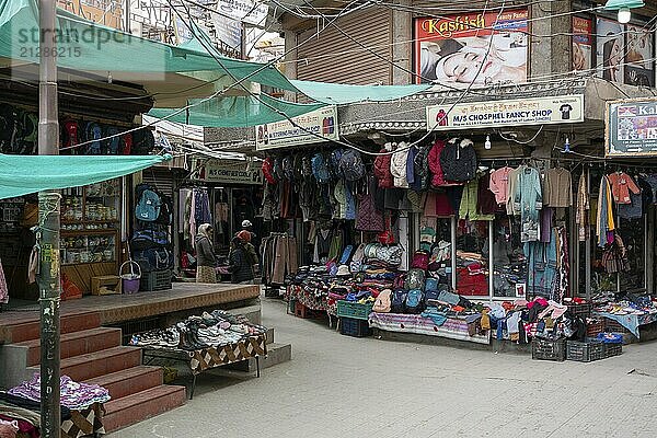 Leh  Indien  April 04  2023: Menschen auf dem Moti Markt im Stadtzentrum  Asien