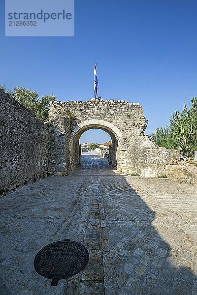 Skyline einer kleinen Mittelmeerstadt  historisches Stadtzentrum mit massiven Stadtmauern auf einer Insel in einer Bucht oder Lagune. Morgenstimmung in Nin  Zadar  Dalmatien  Kroatien  Adria  Europa