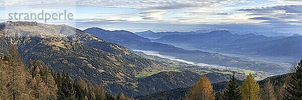 Blick von der Bergfriedhütte in Richtung Millstätter See  Kärnten  Österreich  Europa