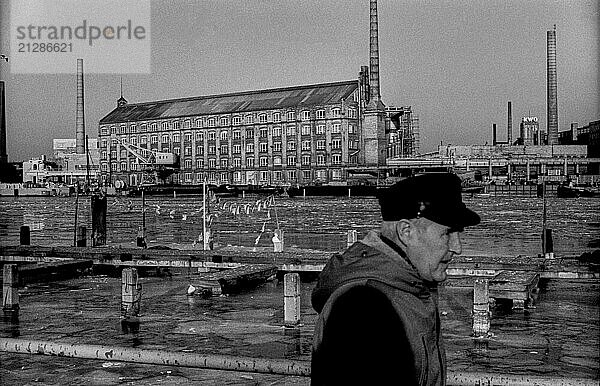 Deutschland  Berlin  2.2.1991  Industriegebiet Schöneweide  Blick über die zugefrorene Spree KWO (Kabelwerk Oberspree)  Mann mit Thälmannmütze  Europa