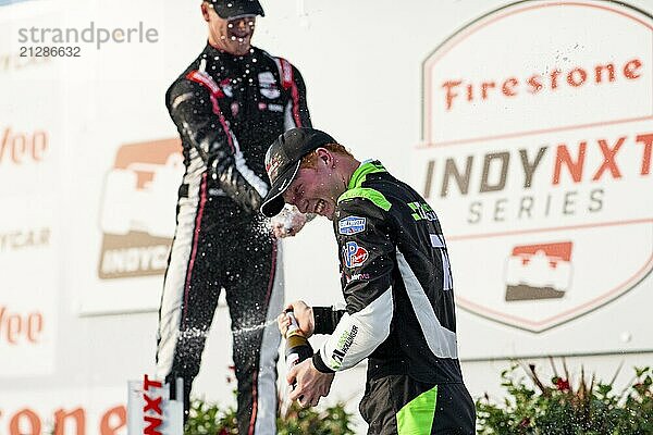 RASMUS LINDH (76) (R) aus Göteborg  Schweden  jubelt auf dem Podium nach seinem 3. Platz beim HyVee Indycar Weekend auf dem Iowa Speedway in Newtown IA  Europa