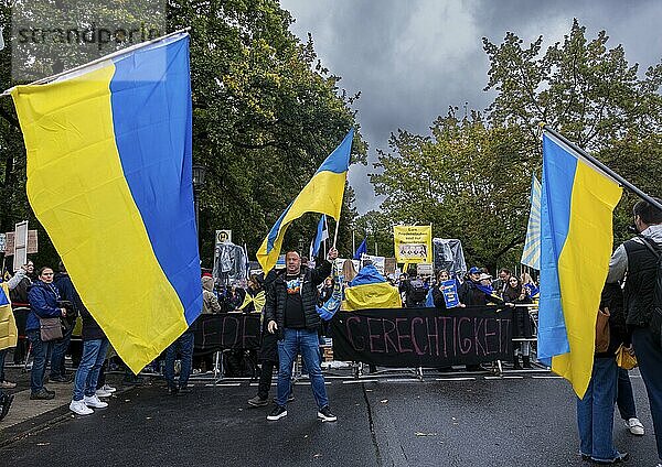 Deutschland  Berlin  03.10.2024  ukrainische GegenDemo zu: Nein zu Kriegen  FriedensDemo  Nein zu Krieg und Hochrüstung!  Ja zu Frieden und internationaler Solidarität  Nie wieder Krieg  Großer Stern  Siegessäule  Europa