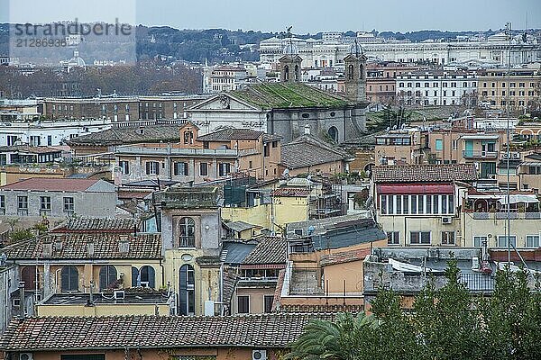 Morgenblick bei Regenwetter über eine historische  wunderschöne Stadt. Panoramablick und Skyline von der Terrazza del Pincio über Rom  Italien  Europa