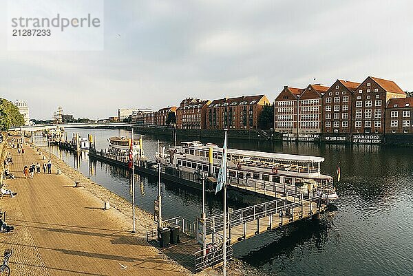 Bremen  Deutschland  5. August 2019: Blick auf den Hafen von Bremen bei Sonnenuntergang  Europa