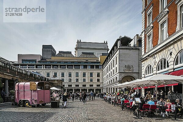 London  UK  15. Mai 2019: Blick auf den Covent Garden Market mit den Restaurantterrassen und sitzenden Menschen