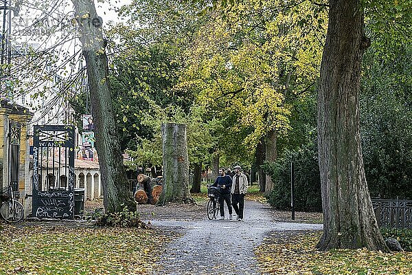 Kopenhagen  Dänemark  24. Oktober 2022: Menschen auf dem beliebten Assistens Friedhof im Herbst  Europa