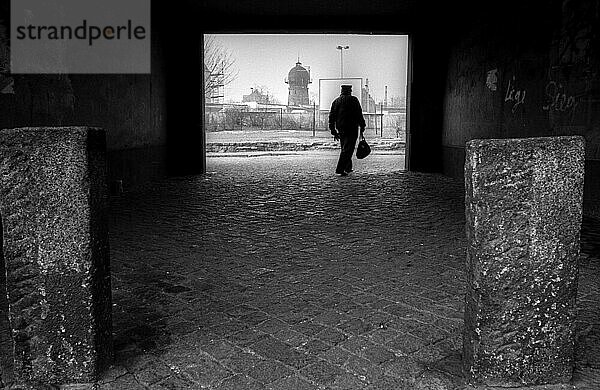 Deutschland  Merseburg  15.01.1992  Hausdurchgang  Mann (Arbeiter)  Europa