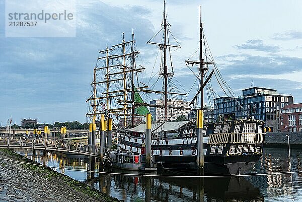 Bremen  Deutschland  5. August 2019: Blick auf den Hafen von Bremen bei Sonnenuntergang  Europa