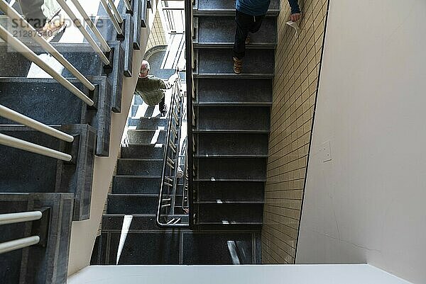 Region Brüssel Hauptstadt  Belgien  03 19 2022  Menschen  die eine wirbelnde Treppe im Museum für Naturwissenschaften hinuntergehen  Europa