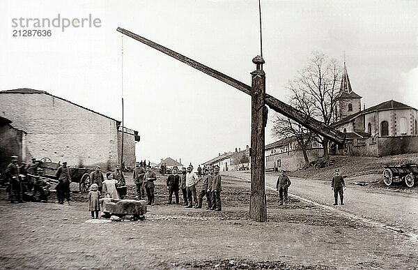 Deutsche Soldaten mit französischen Zivilisten vor dem Dorfbrunnen. Erster Weltkrieg  Frankreich. German soldiers and French civilians in front of a draw well. World War I  Frankreich  Europa