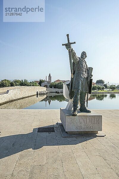 Skyline einer kleinen Mittelmeerstadt  historisches Stadtzentrum mit massiven Stadtmauern auf einer Insel in einer Bucht oder Lagune. Morgenstimmung in Nin  Zadar  Dalmatien  Kroatien  Adria  Europa