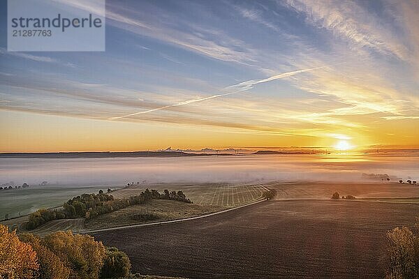 Sonnenaufgang Blick auf eine schöne ländliche Landschaft