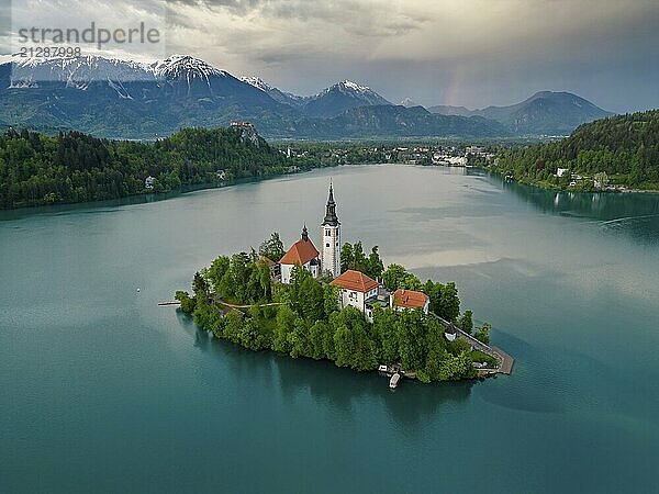 Luftaufnahme der Seelandschaft von Bled mit der Wallfahrtskirche Mariä Himmelfahrt auf einer kleinen Insel nach Sonnenuntergang  Slowenien  Europa