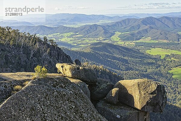 Bei schönem Wetter hat man vom Aussichtspunkt auf dem Mount Buffalo einen herrlichen Blick auf das Ovens Valley  Bright  Victoria  Australien  Ozeanien