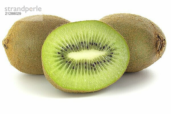 Kiwi vor weißem Hintergrund