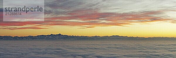 Abendrot über dem Nebelmeer am Bodensee  Inversionswetterlage mit Alpenblick