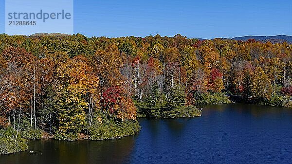 Luftaufnahme der wunderschönen Felsformationen in den Bergen von North Carolina  während sich die Blätter im ersten Teil des Herbstes zu verändern beginnen