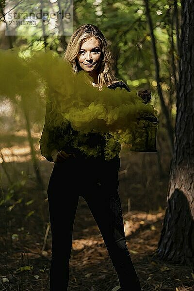 Ein wunderschönes blondes Model genießt das Herbstwetter im Freien