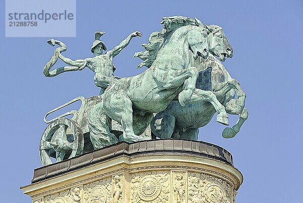 Statue eines Mannes mit einer Schlange als Symbol des Krieges auf dem Heldenplatz  Budapest  Ungarn  Europa