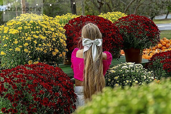 Eine schöne blonde Europäerin pickt sich ein paar Blumen für die bevorstehenden Herbstfeste heraus