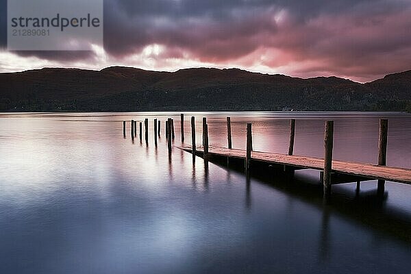 Blick über den Derwent Water Lake in der Morgendämmerung  mit dem Steg im Vordergrund. Lake District Cumbria England  Großbritannien  Europa