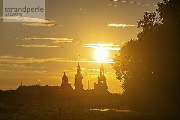 Die historische Altstadt von Dresden an der Elbe vmit Ständehaus  Residenzschloss und Hofkirche.  Dresden Silhouette am Abend  Dresden  Sachsen  Deutschland  Europa