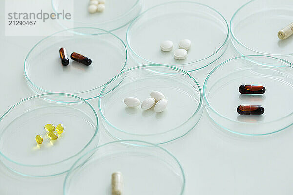 Capsules and Tablets in Petri Dishes