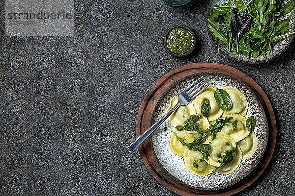 Food  Food  Italian spinach ricotta ravioli  Top view  black background  copy space  Vegetarian food  vegan ravioli