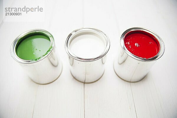 Presentation of the flag of the Italian flag through three cans of paint