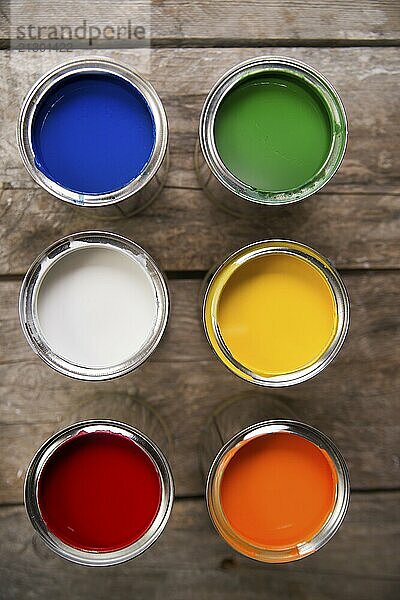 Presentation of a series of cans of paint of various colors