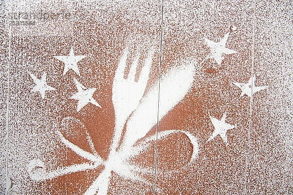 Representation of the Christmas holiday with cutlery on white background and a dusting of cocoa