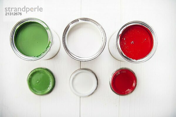 Presentation of the flag of the Italian flag through three cans of paint