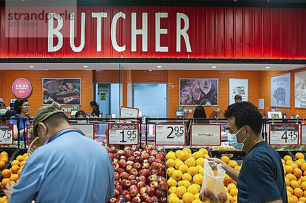 25.03.2020  Singapore  Republic of Singapore  Asia  A man wears a mask while shopping in a supermarket in the Ang Mo Kio district to protect himself from infection with the pandemic coronavirus  Asia