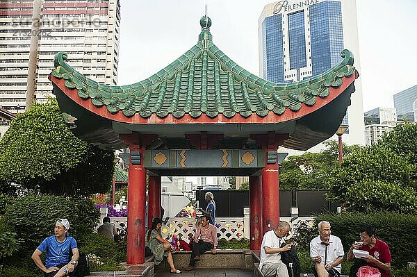 23.01.2020  Singapore  Republic of Singapore  Asia  People sit in a small public park under a pagoda-shaped roof overlooking New Bridge Road and Eu Tong Sen Street in the Chinatown neighbourhood  Asia