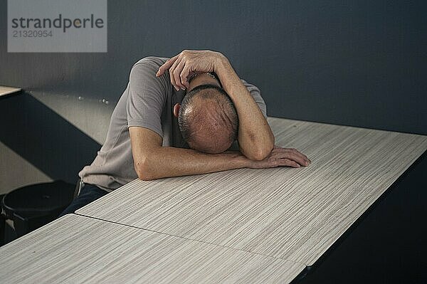 29.03.2019  Singapore  Republic of Singapore  Asia  A man sits at a table in a catering area and sleeps  Asia