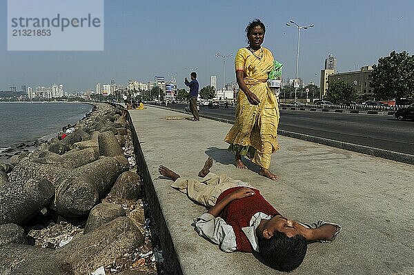 08.12.2011  Mumbai  Maharashtra  India  Asia  People on the promenade along Marine Drive  Asia