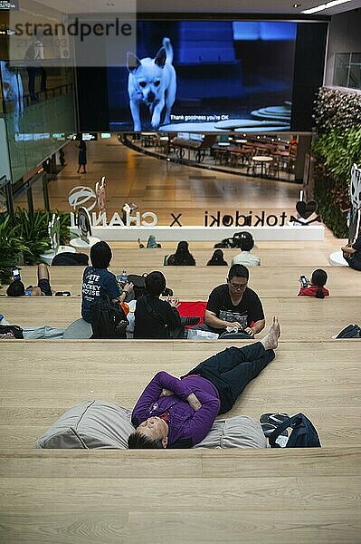 18.04.2019  Singapore  Republic of Singapore  Asia  People rest in front of a video screen in Terminal 3 at Changi International Airport  Asia