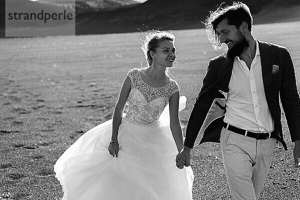 Wedding couple in the mountains of Iceland