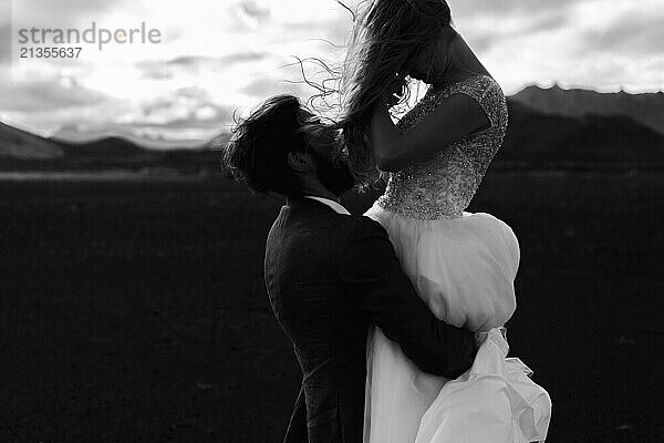 Wedding couple in the mountains of Iceland