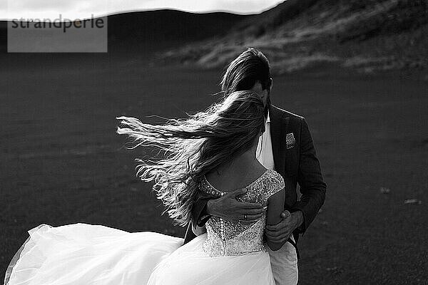 Wedding couple in the mountains of Iceland