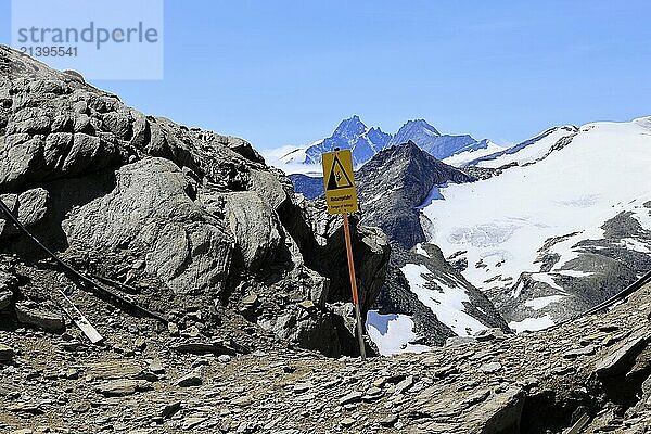 Warning sign on the Kitzsteinhorn with the inscription Danger of falling