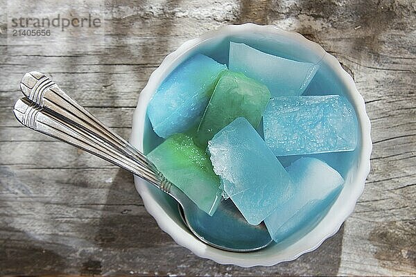 Presentation of the different colors of ice cubes