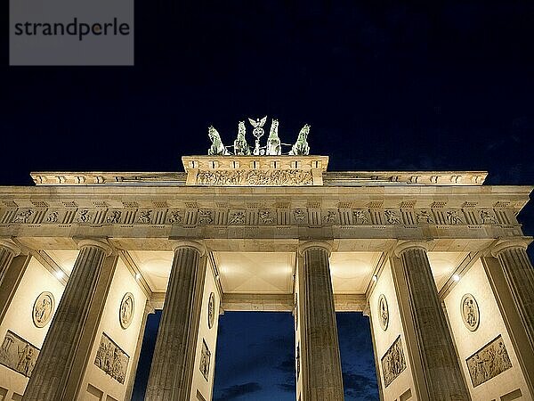 Night shot of the Brandenburg Tor  illuminated and monumental  Berlin  Germany  Europe