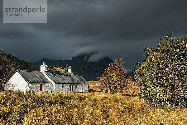 Cottage in front of mountains  cloudy mood  autumn  Blackrock Cottage  Glencoe  Scottish Highlands  Scotland  Great Britain